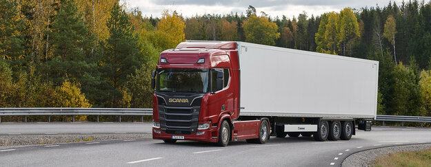 Besucher testen Scania-LKW mit Krone Trailern
