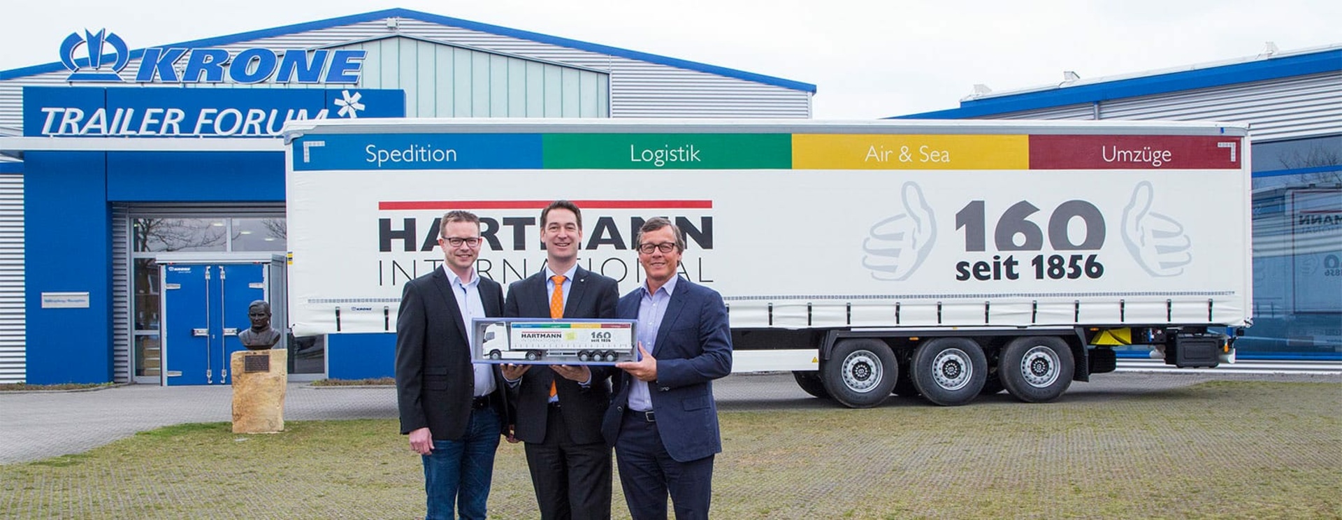 Jubiläumsauflieger von Krone für Hartmann International